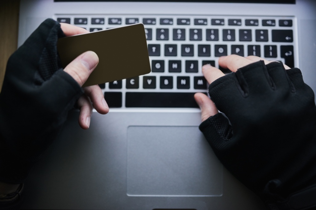 typing-credit-card-hands-hacker-cyber-crime-financial-fraud-cloning-identity-theft-breach-person-dark-online-hacking-malware-attack-phishing-account-takeover.jpg компьютер