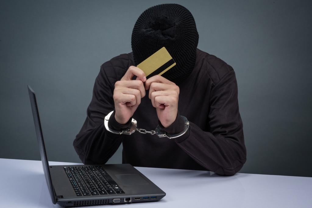thief-wearing-black-hat-obscuring-face-was-arrested-gray.jpg преступление
